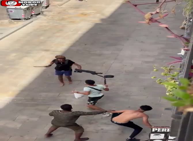 Video: Three people in Barcelona attacked a guy with a machete